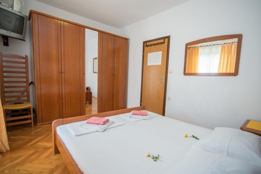 Apartments Natasa Супетар Екстериор снимка