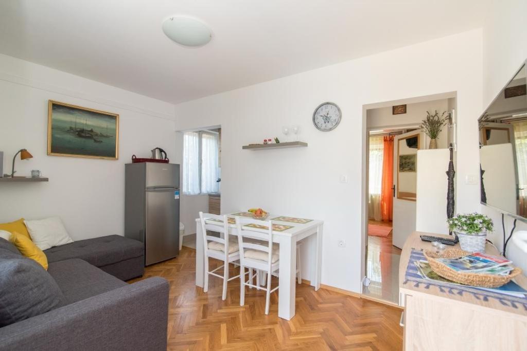 Apartments Natasa Супетар Екстериор снимка