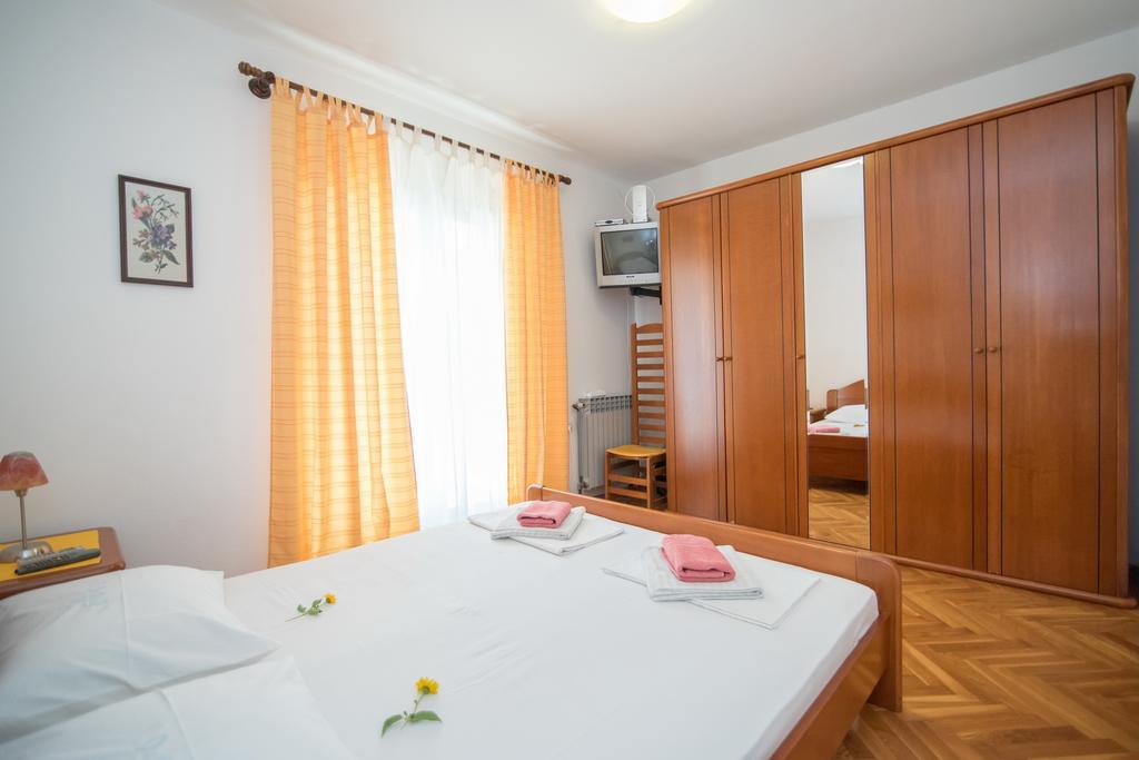 Apartments Natasa Супетар Екстериор снимка